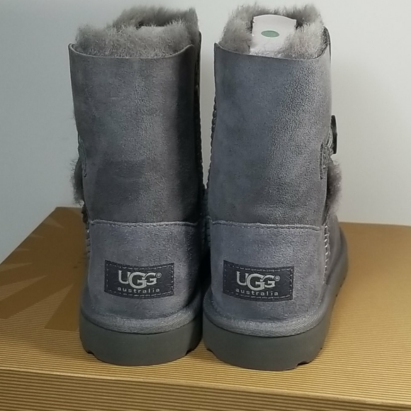 UGG Boots K Bailey Button Gray Kids size 13, 1 - Picture 3 of 4